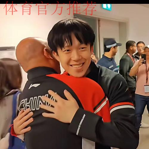 我们的故事 | 亚运男足小将亲吻护腿板告慰已故队友:替他实现国家队梦想 我们的故事 | 亚运男足小将亲吻护腿板告慰已故队友:替他实现国家队梦想